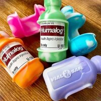 VIAL SAFE - Silikon-Schutzhülle für Insulinflaschen (2 Stück, 10 ml) | Hellblau-Batik